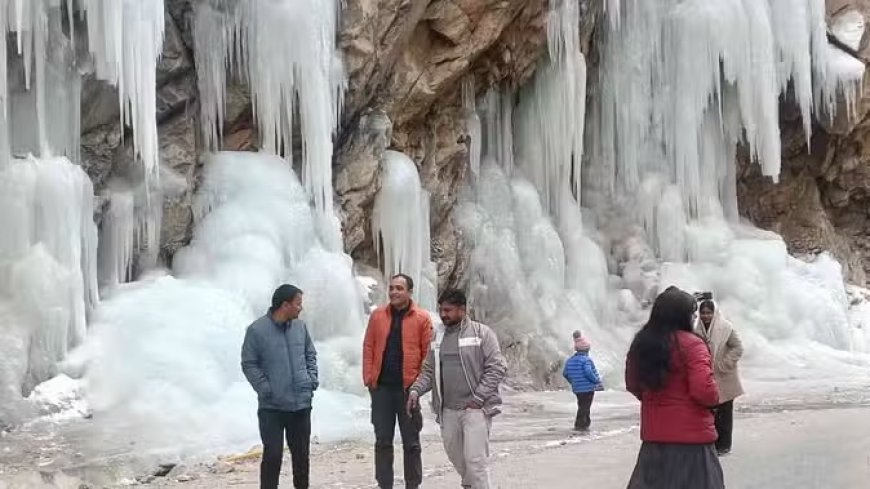 चमोली: नीती घाटी में जमे झरने, कड़ाके की ठंड के बाद भी दीदार के लिए पहुंच रहे पर्यटक