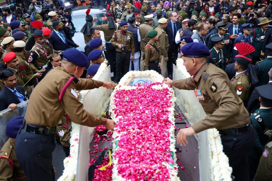 कांग्रेस मुख्यालय से मनमोहन सिंह की अंतिम यात्रा निकली