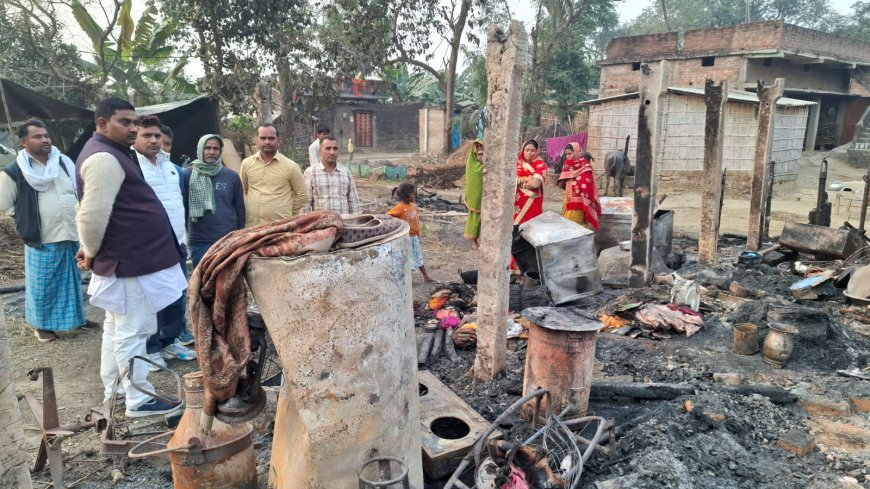 गायघाट में अग्नि पीड़ितों से मिले जदयू नेता, प्रशासन से राहत उपलब्ध करने की मांग की