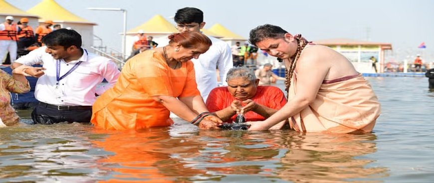 उप राष्ट्रपति जगदीप धनखड़ ने संगम में लगाई आस्था की डुबकी, मां गंगा की पूजा कर उतारी आरती