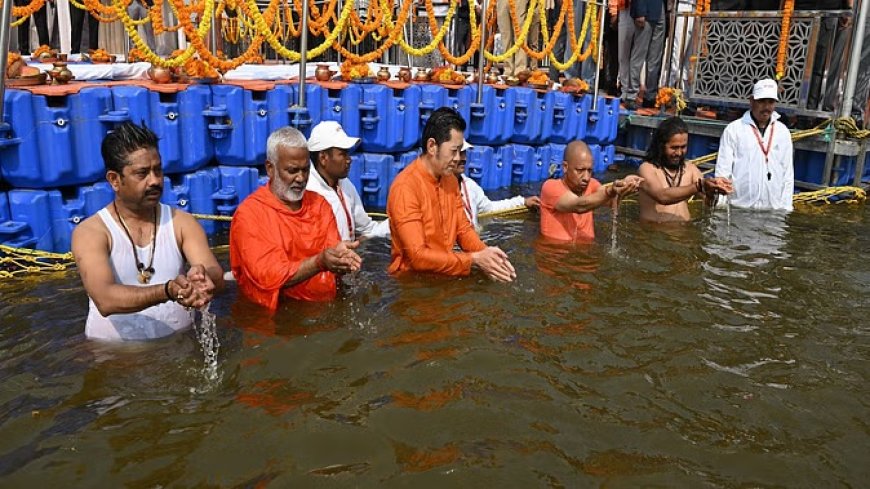 भूटान के राजा ने सीएम योगी के साथ लगाई डुबकी; त्रिवेणी संगम पर आरती भी की