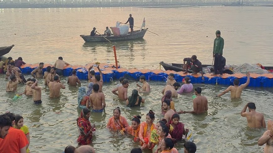 महाशिवरात्रि पर अंतिम महास्नान... संगम पर आस्था का सैलाब; श्रद्धालुओं पर पुष्पवर्षा