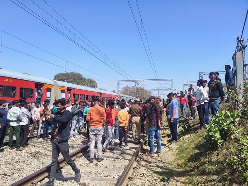 बाराबंकी स्टेशन पर घंटों फंसी रांची एक्सप्रेस, भूख-प्यास से बेहाल यात्रियों का ट्रैक पर हंगामा