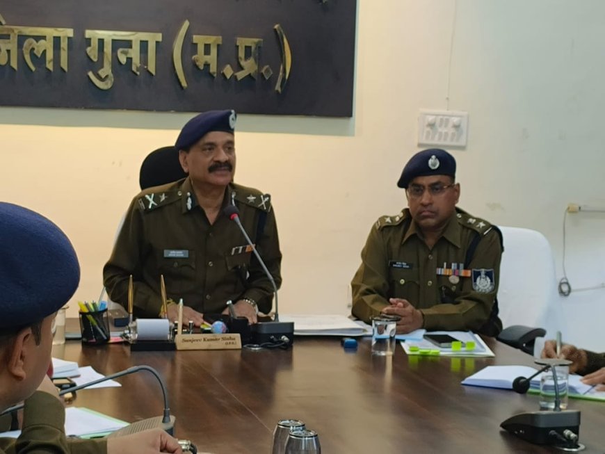 पुलिस महानिरीक्षक ग्वालियर सक्सेना द्वारा गुना पुलिस कंट्रोल रूम में ली समीक्षा बैठक, गंभीर एवं जघन्‍य श्रेणी के अपराधों की समीक्षा कर अपराधों का निराकरण किये जाने के दिये निर्देश