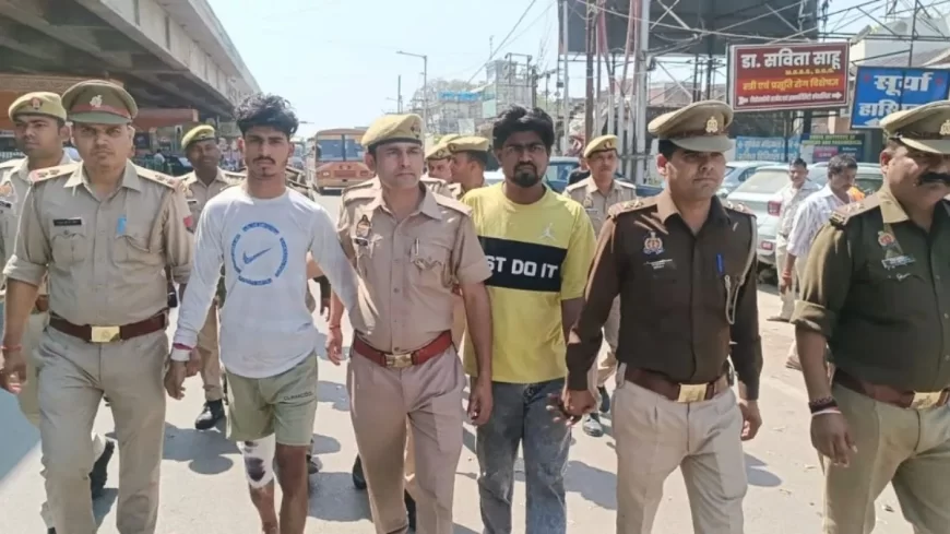 युवक को तमंचा लगाने वाले आरोपितों को यूपी पुलिस ने सड़क पर पैदल घुमाया