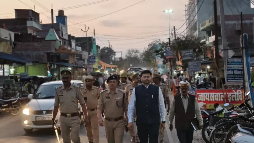 उपजिलाधिकारी पुलिस उपाधीक्षक ने रमजान होली जैसे त्योहारों के मद्देनजर पुलिस बल के साथ किया पैदल मार्च