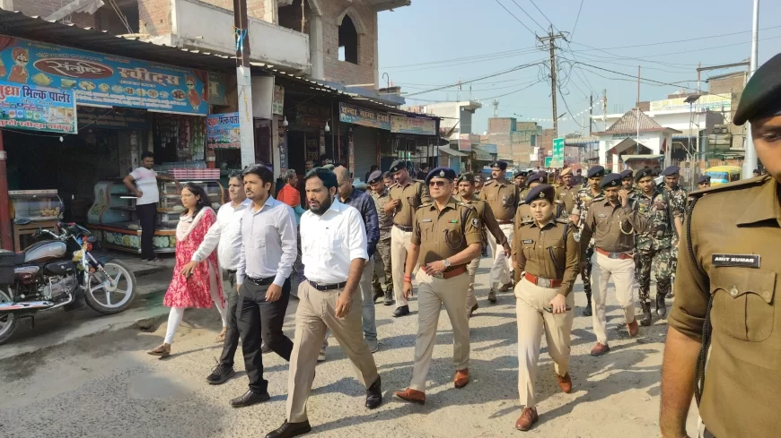 होली पर विधि व्यवस्था को लेकर डीएम और एसपी ने किया फ्लैग मार्च, जिलाधिकारी ने जिलावासियों को दी होली की शुभकामनाएं 