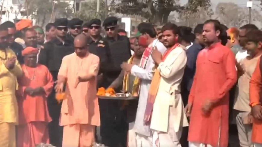 सीएम ने की गोरखनाथ मंदिर में पूजा-अर्चना कर खेली होली, बछड़ों-गायों को लगाया गुलाल