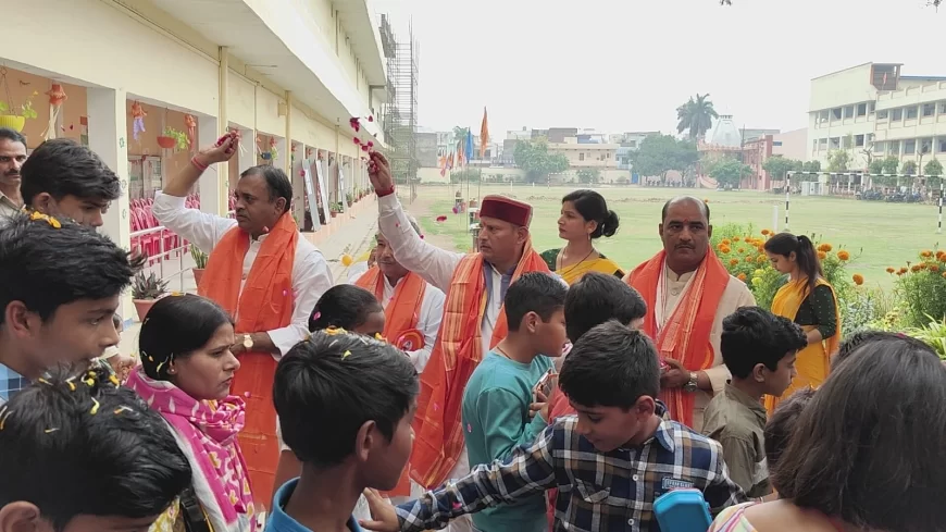 विद्या मंदिर की प्रवेश परीक्षा में पुष्पवर्षा कर हुआ छात्रों का स्वागत, परीक्षा सम्पन्न