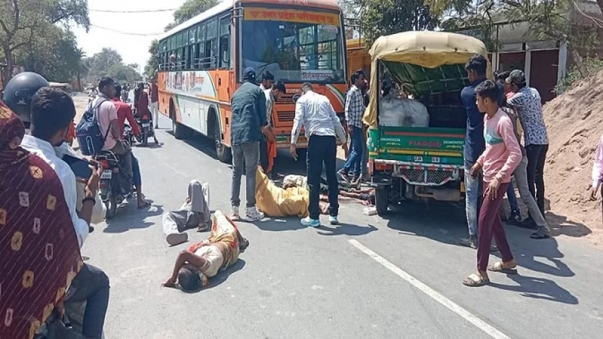 झांसी में सड़क हादसा: मोटरसाइकिल को बचाने के प्रयास में रोजवेज बस से टकराया टेंपो, आठ घायल